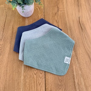 Bavaglino bandana personalizzato, cestino pasquale per bambini, bavaglini per bambini, cotone biologico, regalo per bambini, bavaglino in mussola per bambini, bavaglino ricamato, regalo per bambini piccoli