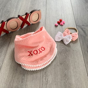 Babero de San Valentín para bebé con dos diademas a juego, babero tipo bandana, regalo de San Valentín para niña, orgánico, babero de muselina, regalo para niño pequeño