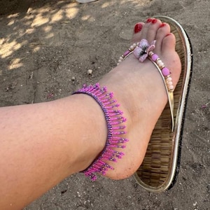 Boho Pink Anklet with Tassels – Handmade Colorful Summer Jewelry – Lila Gold Beads – Beach Accessory – Cute Foot Bracelet