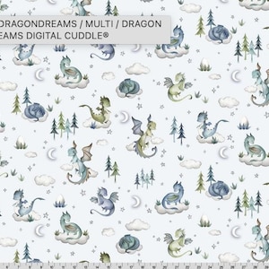 Op de afbeelding: Witte stof met een herhalend patroon van aquarel draken in blauwe, groene en paarse tinten. Het ontwerp bevat wolken, bomen, manen en sterren. De tekst "DCDRAGONDREAMS / MULTI / DRAGON DREAMS DIGITAL CUDDLE®" staat bovenaan.