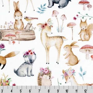 Peut inclure: Un fond blanc avec un motif r&eacute;p&eacute;t&eacute; d'animaux de la for&ecirc;t portant des couronnes de fleurs. Les animaux comprennent un renard, un cerf, un lapin, un &eacute;cureuil, un h&eacute;risson et un blaireau. Les animaux sont entour&eacute;s de champignons, de feuilles et de fleurs.