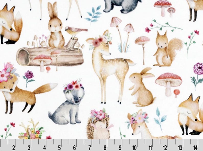 Peut inclure: Un fond blanc avec un motif r&eacute;p&eacute;t&eacute; d'animaux de la for&ecirc;t portant des couronnes de fleurs. Les animaux comprennent un renard, un cerf, un lapin, un &eacute;cureuil, un h&eacute;risson et un blaireau. Les animaux sont entour&eacute;s de champignons, de feuilles et de fleurs.