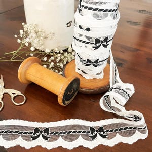 Bellissimo pizzo a fiocco bianco e nero, largo 2,5 cm al metro, ideale per decorazioni per la casa e abbigliamento, per matrimoni/spose/doccia/confezionamento di abiti.