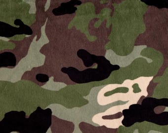 Peut inclure: Tissu camouflage avec un motif de formes vertes, brunes, noires et beiges.