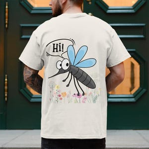 Lustiges Mücken T-Shirt „Hi!“ | Cartoon Shirt mit Mücke und Blumenwiese | Sommer Fun Shirt | Geschenk für Grillabende, Camping & Humor-Fans