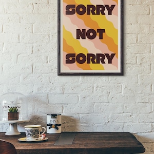 Póster Sorry Not Sorry – Impresión digital A4 – Arte mural retro en naranja y rosa – Estilo años 70 – Impresión tipográfica