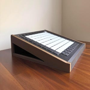 Novation Launchpad Pro MK3 Stand Walnut / Black