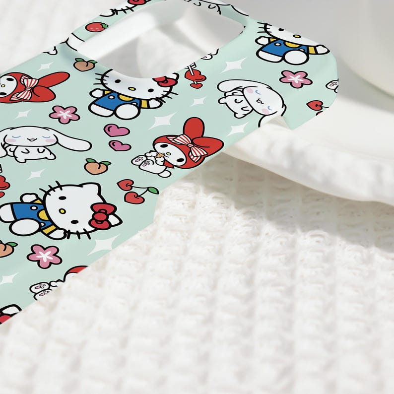 Puede incluir: Una funda de tel&eacute;fono azul claro con personajes de dibujos animados, incluyendo Hello Kitty, My Melody y Cinnamoroll, junto con flores, corazones y frutas. La funda tiene un patr&oacute;n repetido de los personajes y otros elementos.