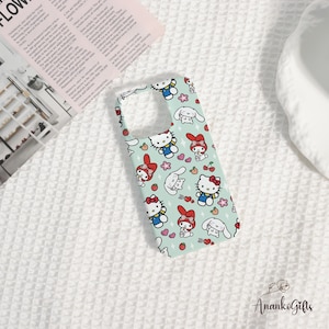 Puede incluir: Funda de tel&eacute;fono azul claro con un patr&oacute;n repetido de Hello Kitty y otros personajes de Sanrio. La funda tiene recortes para la c&aacute;mara y los botones. El dise&ntilde;o incluye corazones, flores y lazos.