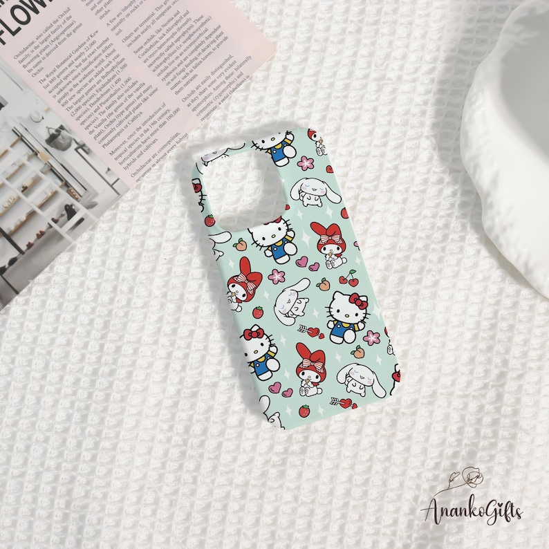 Puede incluir: Funda de tel&eacute;fono azul claro con un patr&oacute;n repetido de Hello Kitty y otros personajes de Sanrio. La funda tiene recortes para la c&aacute;mara y los botones. El dise&ntilde;o incluye corazones, flores y lazos.
