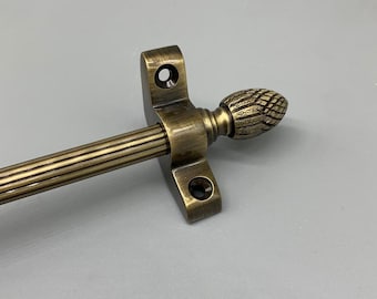 Barra de escalera de latón antiguo (1 pieza) - 3/8" x 28,5" Simplicity Norfolk Reeded - Remate de pino