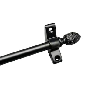 Puede incluir: Una barra de cortina de metal negro con un terminal decorativo en forma de piña. La barra incluye dos soportes de montaje con agujeros pretaladrados. El herraje está diseñado para cortinas.