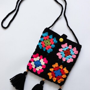 Handgefertigte schwarze häkeln Oma Quadrat Tasche mit langem Riemen, buntes Wollgarn stricken Umhängetasche im Boho-Stil für Frauen