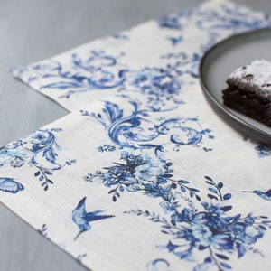 Guardanapos de linho Toile de jouy. Guardanapos de linho com estampa de flores azuis e beija-flores para mesa de jantar.