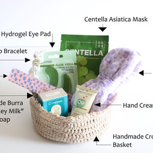 Pu&ograve; includere: Un cestino all'uncinetto fatto a mano pieno di prodotti di bellezza. Include una maschera Centella Asiatica, cuscinetti per gli occhi in idrogel, un braccialetto dell'amicizia, una lima per unghie, sapone al "latte d'asina", una fascia per capelli e crema per le mani.