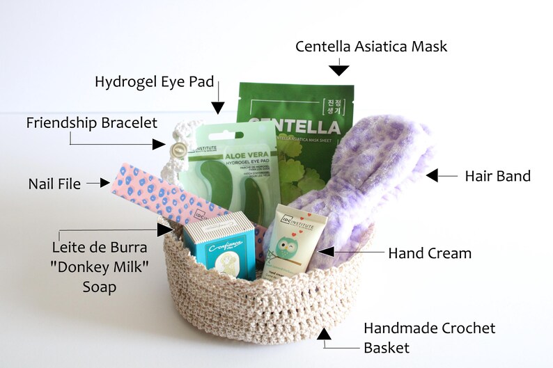 Pu&ograve; includere: Un cestino all'uncinetto fatto a mano pieno di prodotti di bellezza. Include una maschera Centella Asiatica, cuscinetti per gli occhi in idrogel, un braccialetto dell'amicizia, una lima per unghie, sapone al "latte d'asina", una fascia per capelli e crema per le mani.