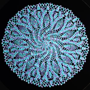 Pu&ograve; includere: Un centrino rotondo fatto a mano con un motivo a spirale. Il centrino &egrave; lavorato all'uncinetto con filato blu chiaro e viola. L'intricato motivo traforato crea un pezzo delicato e decorativo, perfetto per aggiungere un tocco di fascino fatto a mano.