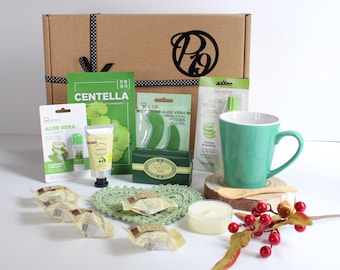 Cofanetto regalo di Natale: cofanetto benessere, tortine alla crema pasticcera e articoli all'uncinetto.