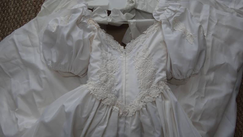 Vintage Wedding Dress Custom Ivory Size 0 Puffed Sleeves Train Lace Bodice 1970/'s