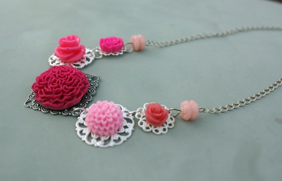 Items similar to Pretty in pink flower necklace on Etsy