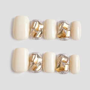 Ongles blancs élégants pressés, Décorations d&#39;ongles avec strass dorés, Ongles scintillants de luxe, Ongles en gel, Ongles en acrylique, Ongles 3D, Ongles de mariage