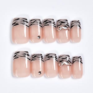 Unghie finte effetto tartaruga leopardata: French Tip glitter argento