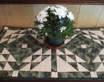 Quilted Table Runner "Triangles in Green" Handmade Elegant Table Topper, Dark Green, Off-white, Triangle Design, Quiltsy Handmade