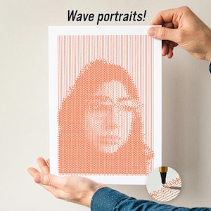 以下が含まれることがあります： 上部に「Wave portraits!」というテキストが記載された白い長方形のプリント。中央の画像は、垂直なオレンジ色の波線だけで構成されたポートレートで、線の密度を変えることで人物の顔の輪郭や表情が表現されています。