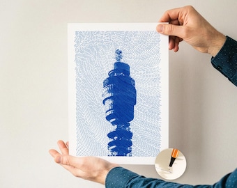 BT Tower—A4-penna plotter linjeteckning—Maskinritad dekor djupblå tryck unik London-teckning väggdesign bläck landmärke himmel skiss på papper