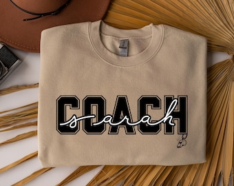 Felpa personalizzata per allenatore / Regalo personalizzato per allenatore / Maglietta per allenatore di cheerleading / Maglietta con nome per allenatore / Maglietta per il giorno della partita dell'allenatore / Regalo di squadra / Maglietta per allenatore