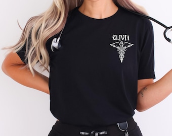Nom personnalisé chemise avec symbole médical, chemise d'infirmière, chemise de médecin, infirmière sauvant des vies, cadeau d'infirmière, cadeau de médecin, chemise médicale, chemise d'hôpital, t-shirt de médecin