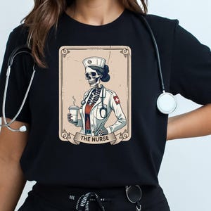 Shirt voor gediplomeerde verpleegkundige, verpleegkundige op oproepbasis grappig T-shirt verpleegkundige, grappig cadeau voor gediplomeerd verpleegkundige, tarotkaart t-shirt verpleegkundige skelet verpleegkundige