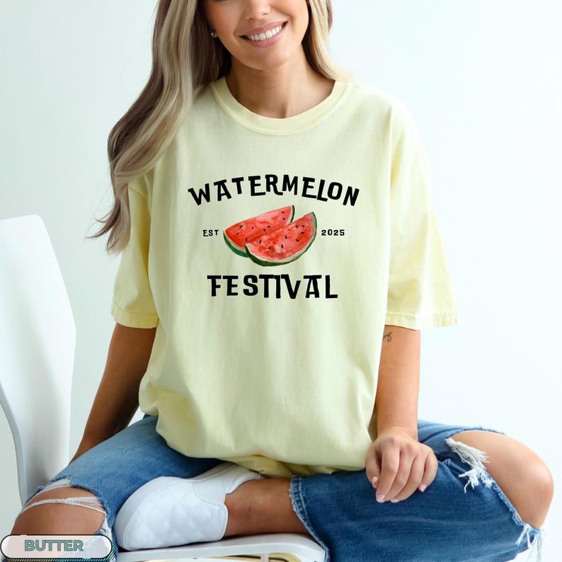Pu&ograve; includere: T-shirt giallo chiaro con la scritta nera "WATERMELON FESTIVAL" e una grafica di due fette di anguria. La maglietta &egrave; a maniche corte e di stile casual.
