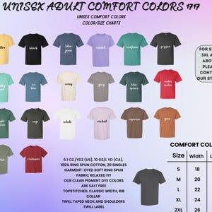 Pu&ograve; includere: Esposizione di magliette unisex Comfort Colors in vari colori, tra cui burro, nero e blu jeans. L'immagine include una tabella delle taglie con misure in centimetri.