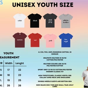 Op de afbeelding: Unisex jeugd t-shirt maattabel met metingen in inches. De tabel toont de breedte en lengte van de shirts in de maten YS, YM, YL en YXL. De tabel bevat ook informatie over de stofsamenstelling en de pasvorm van de shirts.