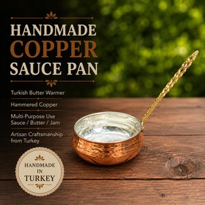 Puede incluir: Un cazo de cobre martillado con interior plateado y un mango largo de metal dorado texturizado. El texto en la imagen dice: HANDMADE COPPER SAUCE PAN, Turkish Butter Warmer, Hammered Copper, Multi-Purpose Use, y HANDMADE IN TURKEY.