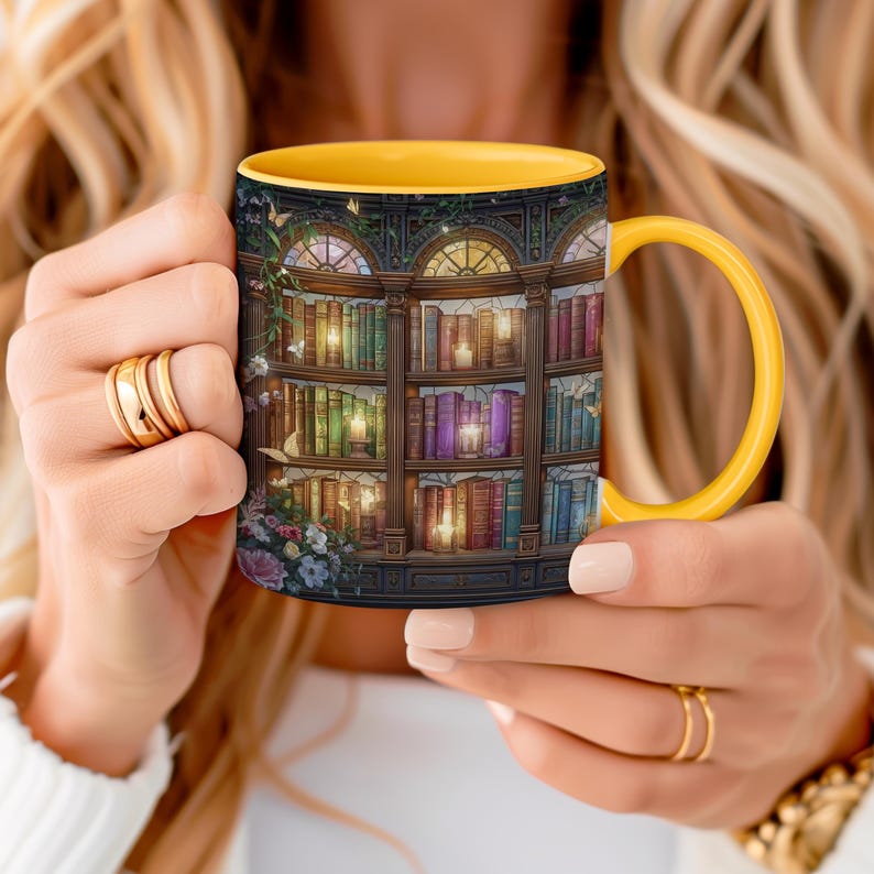 Peut inclure: Un mug en c&eacute;ramique avec une anse et un bord int&eacute;rieur jaune vif. L'ext&eacute;rieur pr&eacute;sente une illustration d&eacute;taill&eacute;e d'une biblioth&egrave;que en bois &agrave; plusieurs niveaux remplie de livres color&eacute;s, de bougies allum&eacute;es et de motifs floraux.