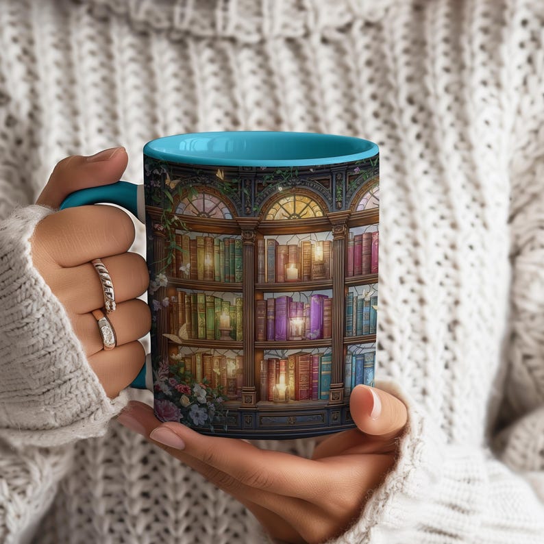 Peut inclure: Un mug en c&eacute;ramique avec un int&eacute;rieur et une anse turquoise vif, orn&eacute; d'un motif repr&eacute;sentant une biblioth&egrave;que en bois &agrave; plusieurs niveaux remplie de livres color&eacute;s, de bougies allum&eacute;es et de fleurs sous des fen&ecirc;tres en arc.