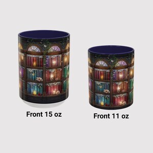 Peut inclure: Deux tasses en c&eacute;ramique avec un int&eacute;rieur bleu fonc&eacute; et une impression enveloppante d'une biblioth&egrave;que en bois &agrave; plusieurs niveaux remplie de livres color&eacute;s, de bougies allum&eacute;es et de petites fleurs blanches. Le texte Front 15 oz et Front 11 oz appara&icirc;t sous chaque tasse.