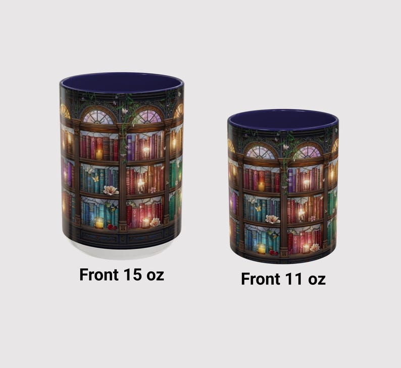Peut inclure: Deux tasses en c&eacute;ramique avec un int&eacute;rieur bleu fonc&eacute; et une impression enveloppante d'une biblioth&egrave;que en bois &agrave; plusieurs niveaux remplie de livres color&eacute;s, de bougies allum&eacute;es et de petites fleurs blanches. Le texte Front 15 oz et Front 11 oz appara&icirc;t sous chaque tasse.