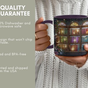 Peut inclure: Un mug en c&eacute;ramique violet fonc&eacute; orn&eacute; d'une illustration d&eacute;taill&eacute;e repr&eacute;sentant une biblioth&egrave;que en bois &agrave; plusieurs niveaux, remplie de livres color&eacute;s, de bougies allum&eacute;es et de fleurs. Le mug poss&egrave;de une anse et un int&eacute;rieur violets.