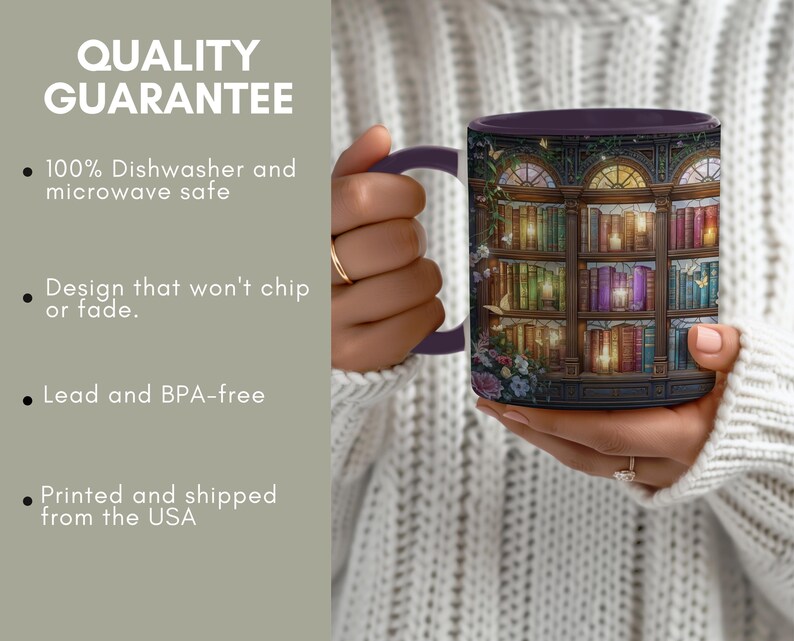 Peut inclure: Un mug en c&eacute;ramique violet fonc&eacute; orn&eacute; d'une illustration d&eacute;taill&eacute;e repr&eacute;sentant une biblioth&egrave;que en bois &agrave; plusieurs niveaux, remplie de livres color&eacute;s, de bougies allum&eacute;es et de fleurs. Le mug poss&egrave;de une anse et un int&eacute;rieur violets.