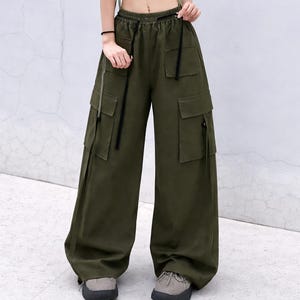 Pantalones cargo holgados de color verde oliva – Pantalones casuales para el día a día con cordón ajustable.