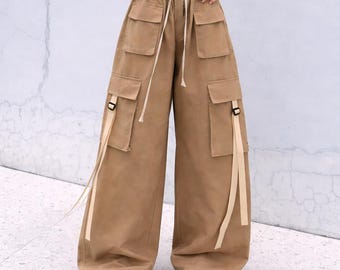 Spodnie typu „kawa baggy” – swobodne spodnie cargo z regulowanym ściągaczem