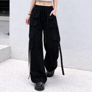 Pantalones cargo negros de pierna ancha, estilo streetwear Y2K, tiro medio con cordón ajustable.
