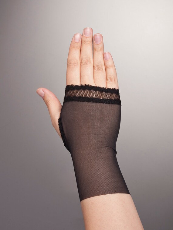 short lace fingerless gloves