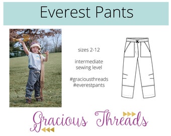 Może przedstawiać: Czarno-biały rysunek spodni z kieszeniami i sznurkiem w pasie. Spodnie są oznaczone jako "Everest Pants" i opisane jako "rozmiary 2-12, średni poziom szycia, #graciousthreads #everestpants".