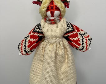Handgjord ukrainsk Motanka-docka i traditionell broderad klädsel – Slavisk amulett