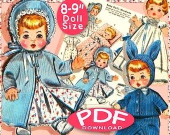 Op de afbeelding: Een PDF-patroon voor een babypop-layette, met 12 onderdelen, voor poppen van 8-9 inch. Het patroon bevat een blauwe jas, een blauwe jurk, een blauwe konijnenmuts en een blauw-wit gestreepte outfit. De tekst "Baby Doll's Wardrobe" is zichtbaar in de afbeelding.
