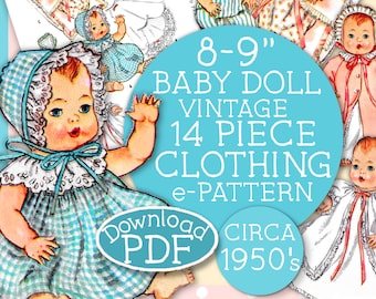 Op de afbeelding: Een vintage 14-delige kledingpatroon voor een 20-23 cm babypop. Het patroon bevat een verscheidenheid aan outfits, waaronder een jurk, een jas, een nachtjapon en een luier. Het patroon is gedrukt op papier en is in goede staat. Het patroon is uit de jaren 1950.